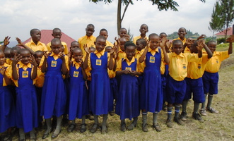 Primary Kinder mit neuer Schuluniform (8)
