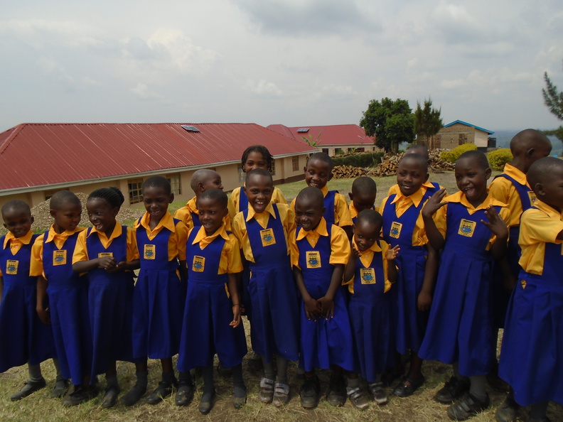 Primary Kinder mit neuer Schuluniform (17).JPG