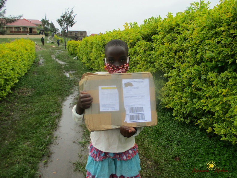 Karungi Aisha with her needy packet NC1763 from Kerstin Richtmann (3).JPG